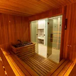 Хотел East Plaza 5*