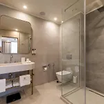 Хотел East Plaza 5*