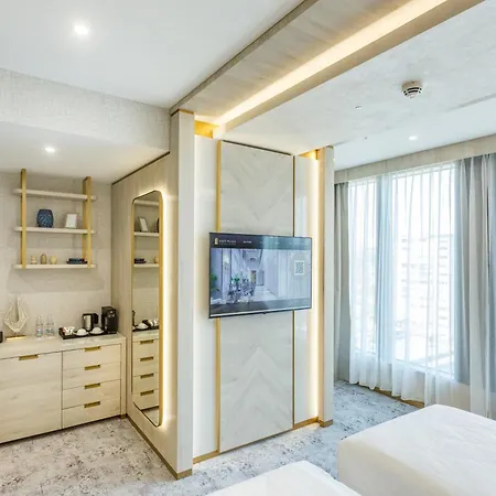 Хотел East Plaza 5*