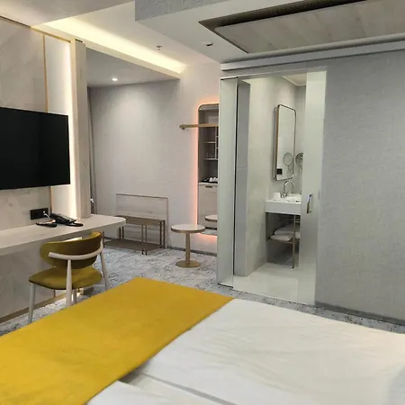 Хотел East Plaza 5*
